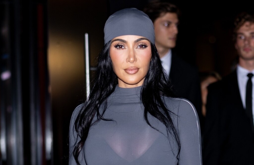 Kim Kardashian u prozirnom i uskom sivom kombinezonu