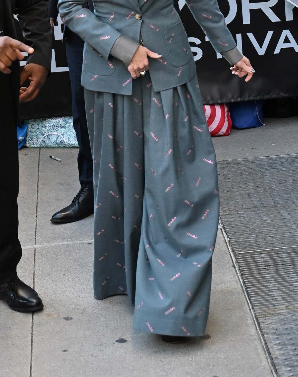 Hlače od odijela imaju izrazito široke nogavice