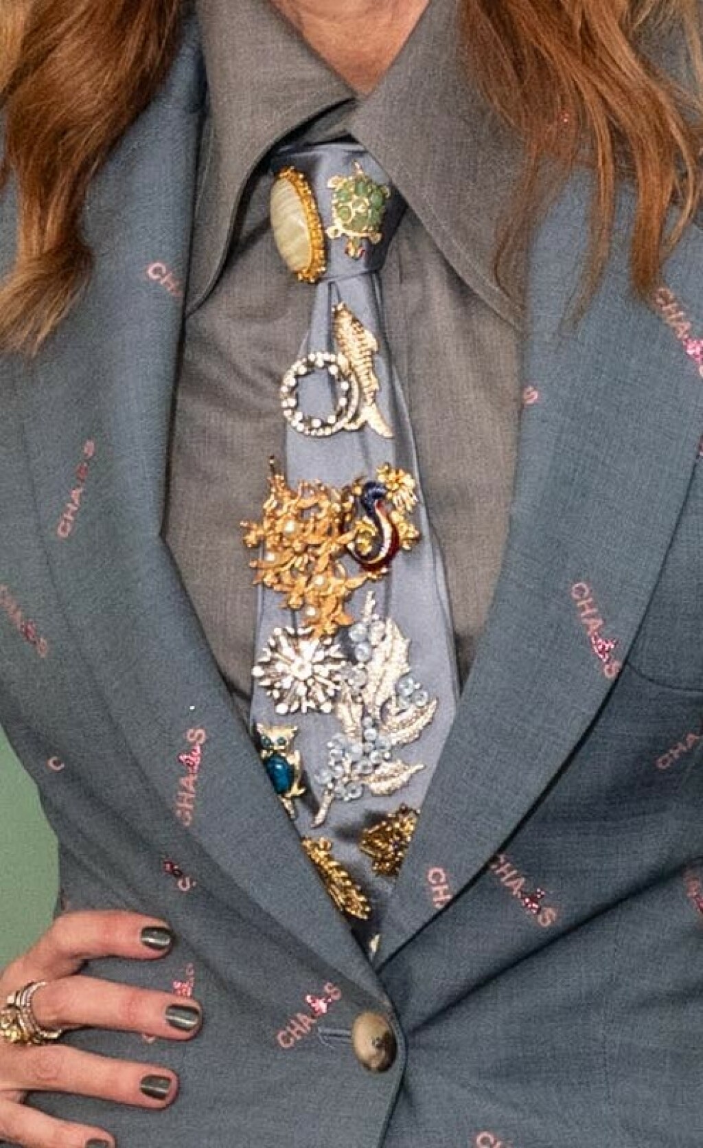 Glumica je nosila kravatu ukrašenu broševima