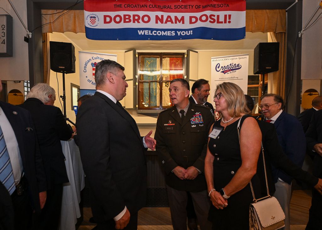 Predsjednik Zoran Milanović sastao se s predstavnicima Hrvata u Minnesoti. - 9