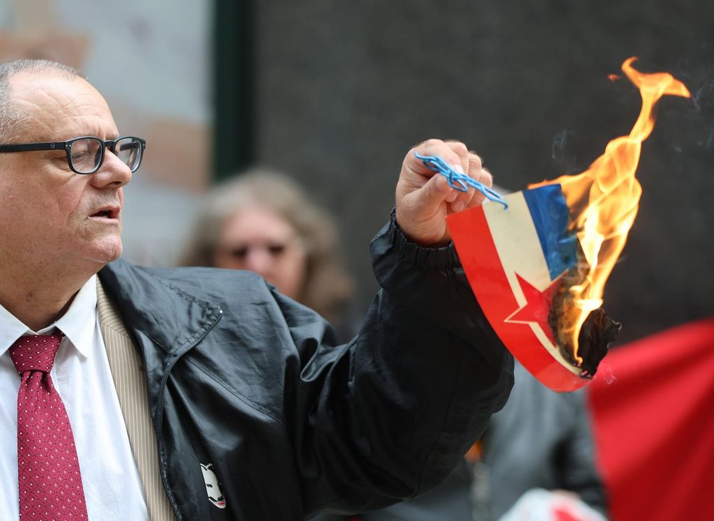 Dražen Keleminec zapalio malu jugoslavensku zastavu - 1