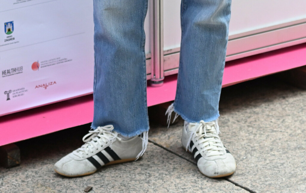 Ivana Kekin nosi traperice poderanog ruba i bijele tenisice s crnim prugama