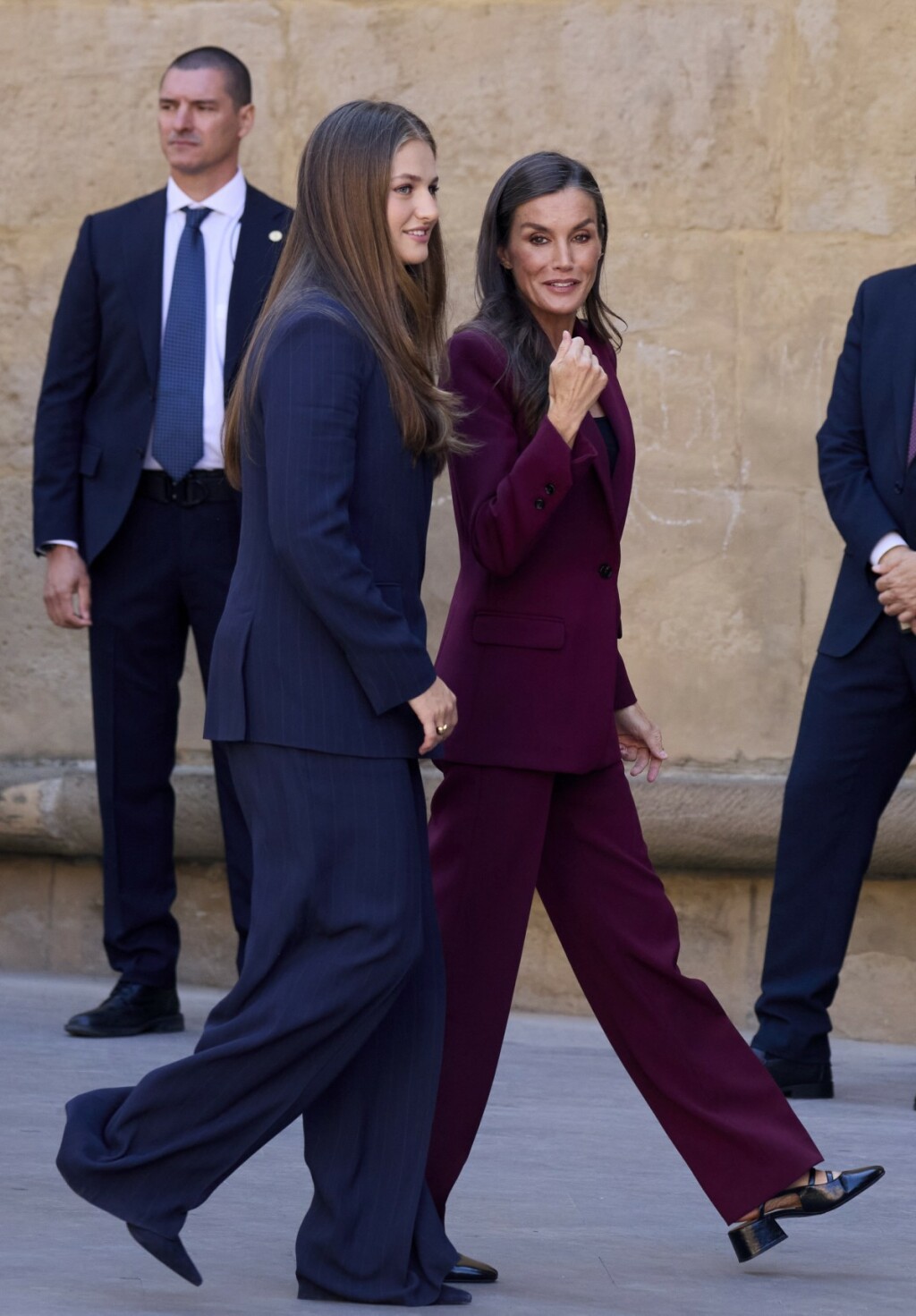 Princeza Leonor odjenula je tamnoplavo, a kraljica Letizia bordo odijelo