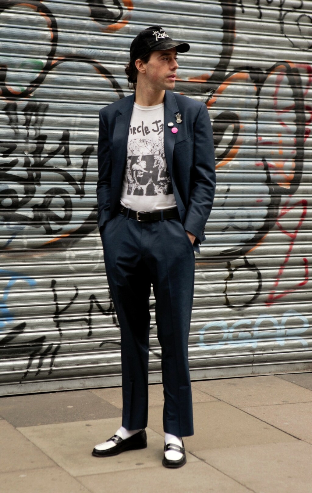 Crno odijelo u ležernoj izvedbi s Londonskog tjedna mode