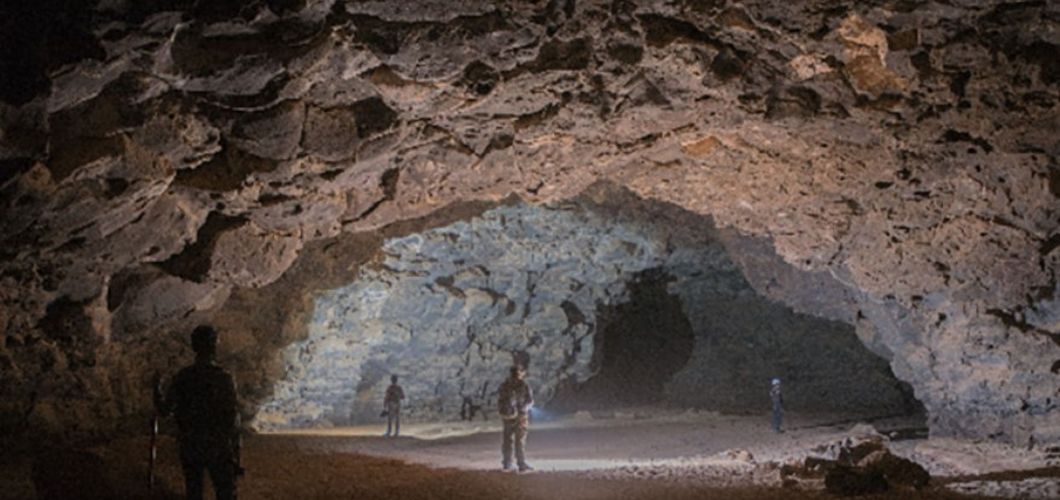 Arheolozi istražuju unutrašnjost cijevi lave u arapskoj pustinji