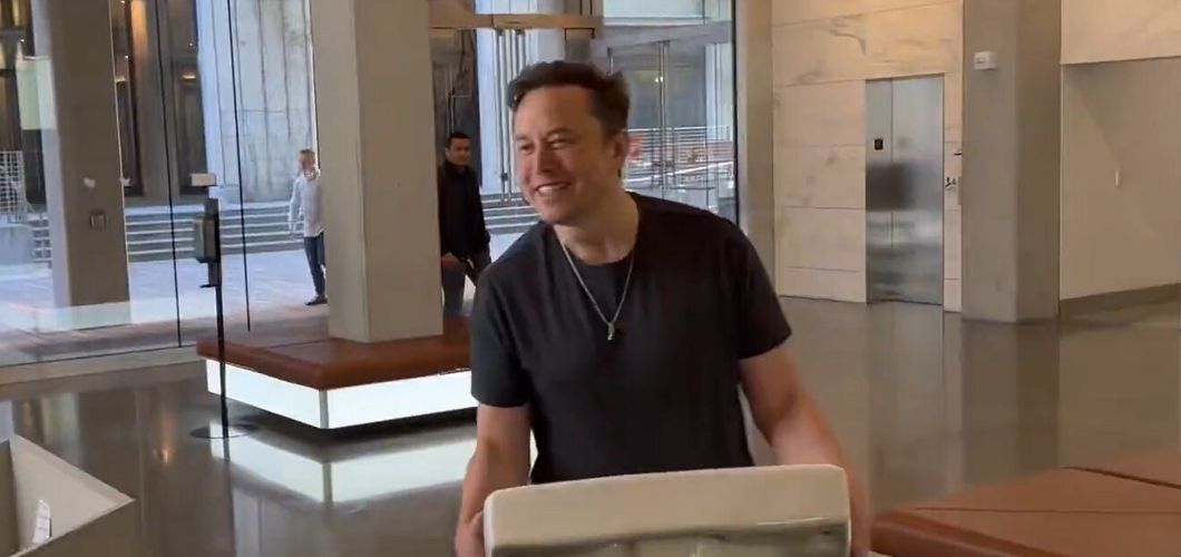 Elon Musk s umivaonikom u bivšem sjedištu Twittera