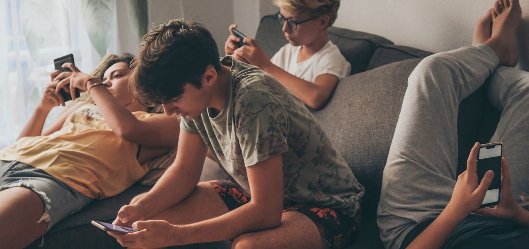 Djeca i telefoni, ilustracija