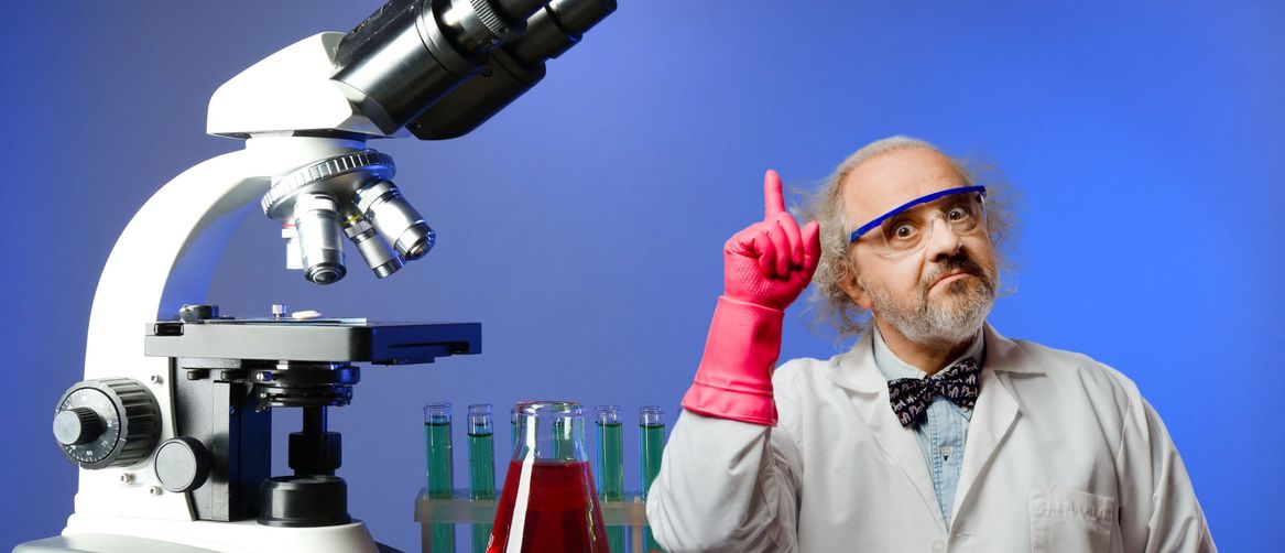 Laboratorij s opremom i znanstvenik koji proučava