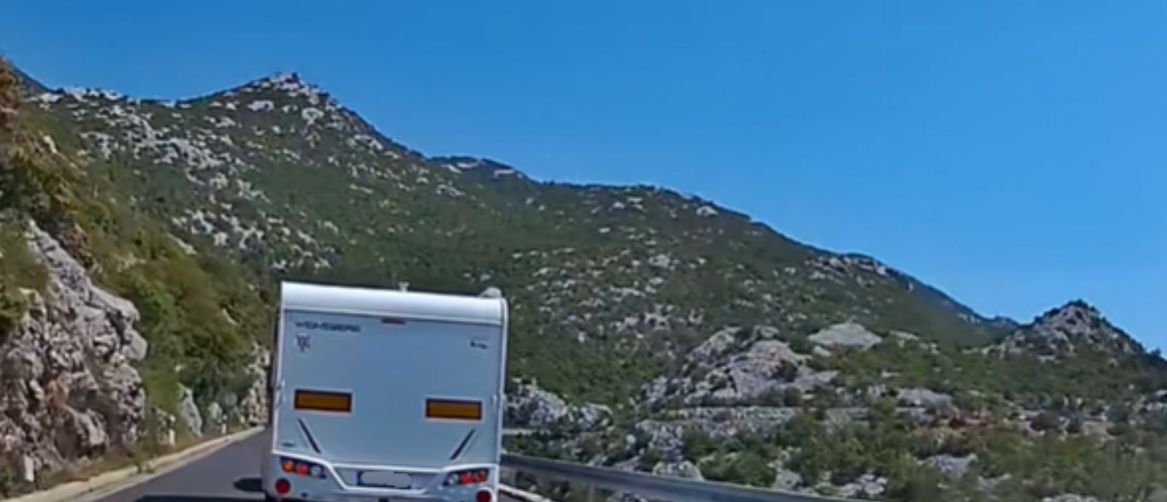 Pretjecanje s kamp prikolicom