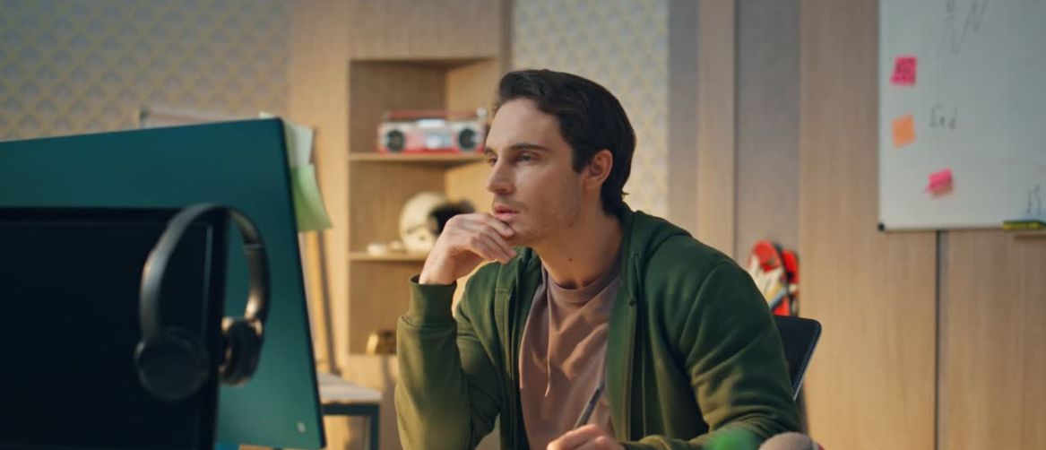 Razmišljanje pred stolnim računalom