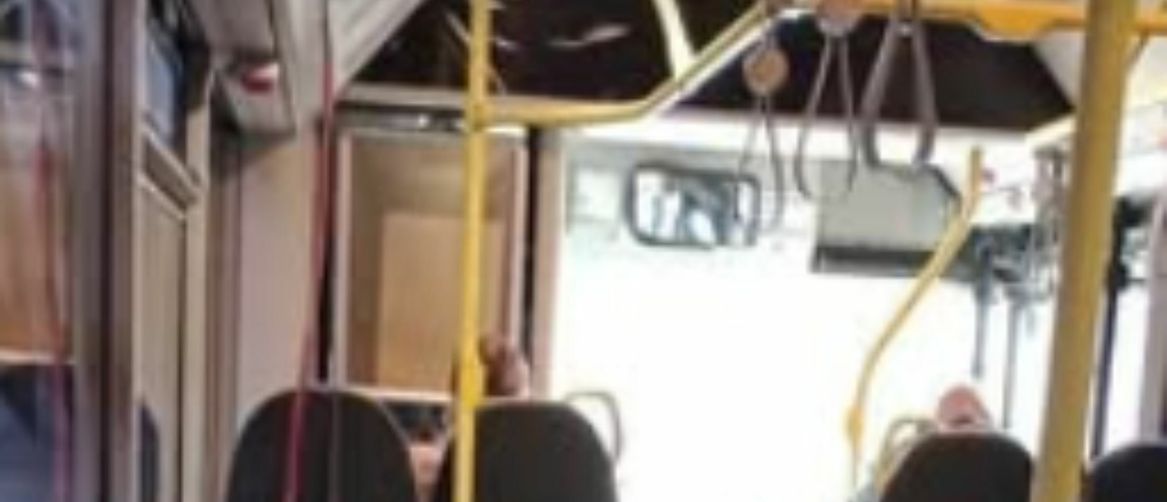 Crni kauč u autobusu