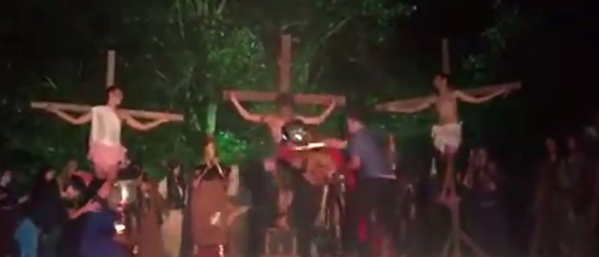 Muškarac skočio na pozornicu tijekom predstave Pasija Krista i udario rimskog vojnika (Screenshot YouTube)