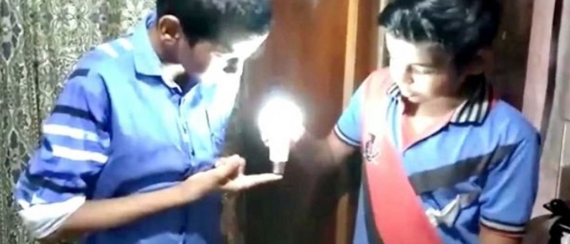 Devetogodišnjak pali LED žarulju - dodirom (Screenshot YouTube)
