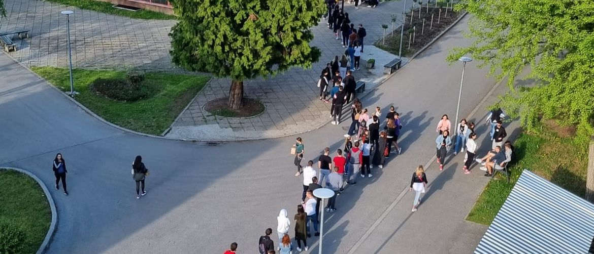 Red je skoro do paviljona!