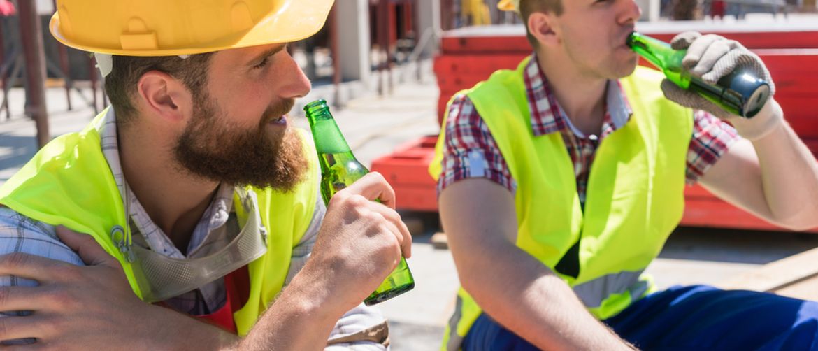 Radnici piju pivo na terenu