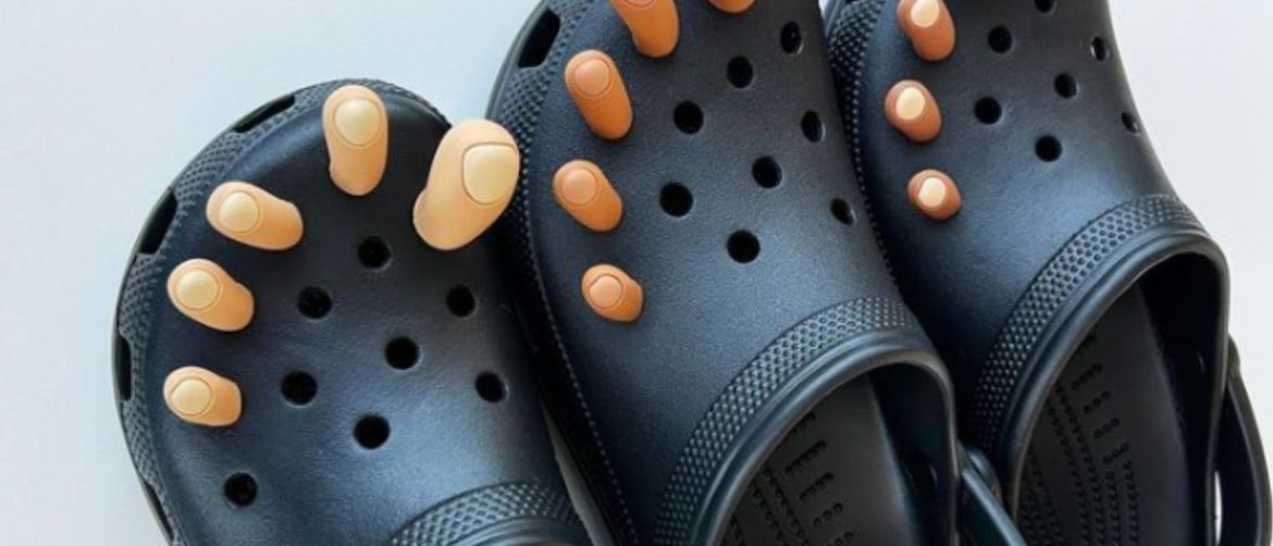 Klompe Crocs i njihovi dodatci koji izgledaju kao nožni prsti