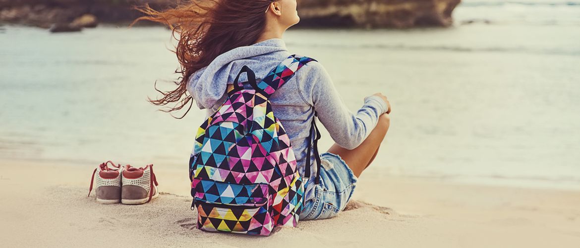 Djevojka sama na plaži