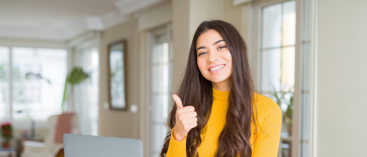 Djevojka za laptopom