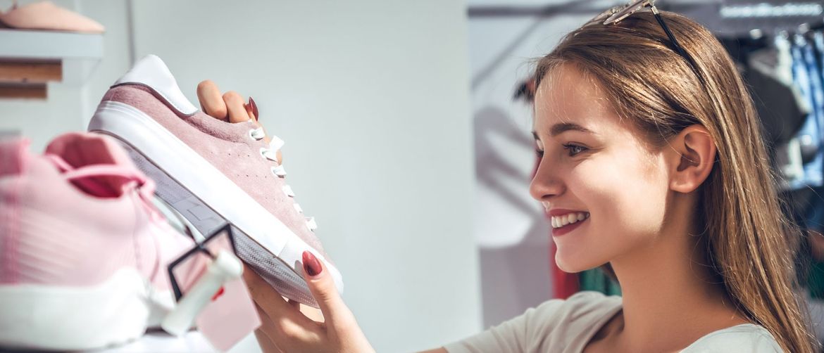 Djevojka kupuje tenisice