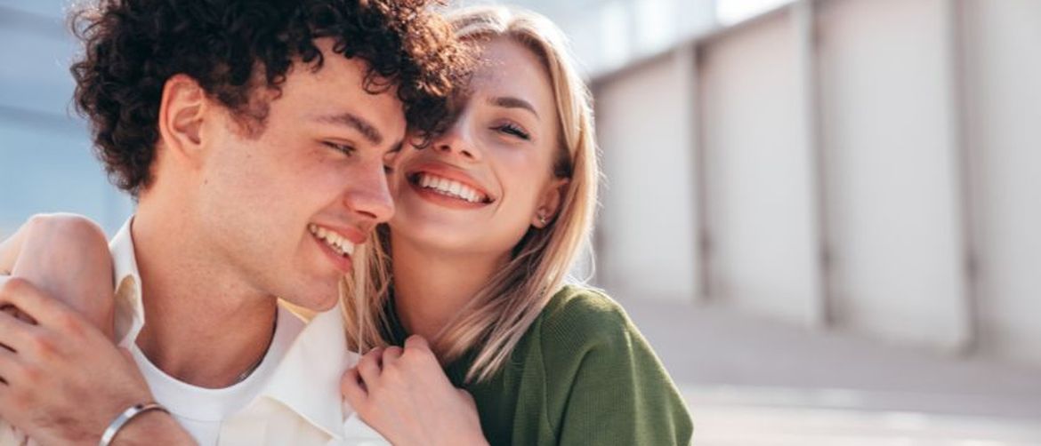 Dečko i cura se grle