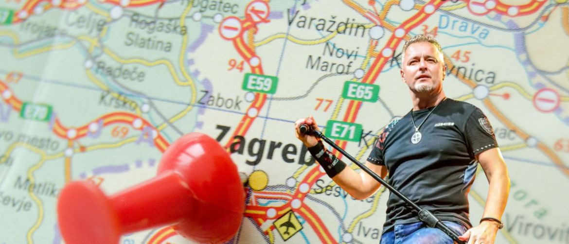 Karta Zagreba s pribadačom i pjevač Marko Perković Thompson