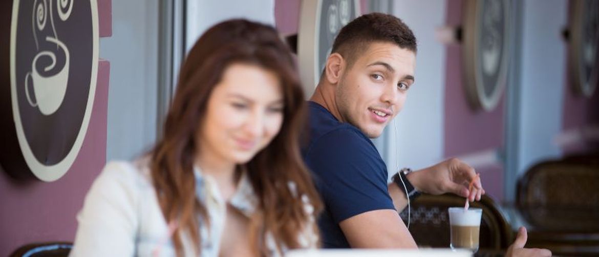 Dečko zaljubljeno gleda u djevojku