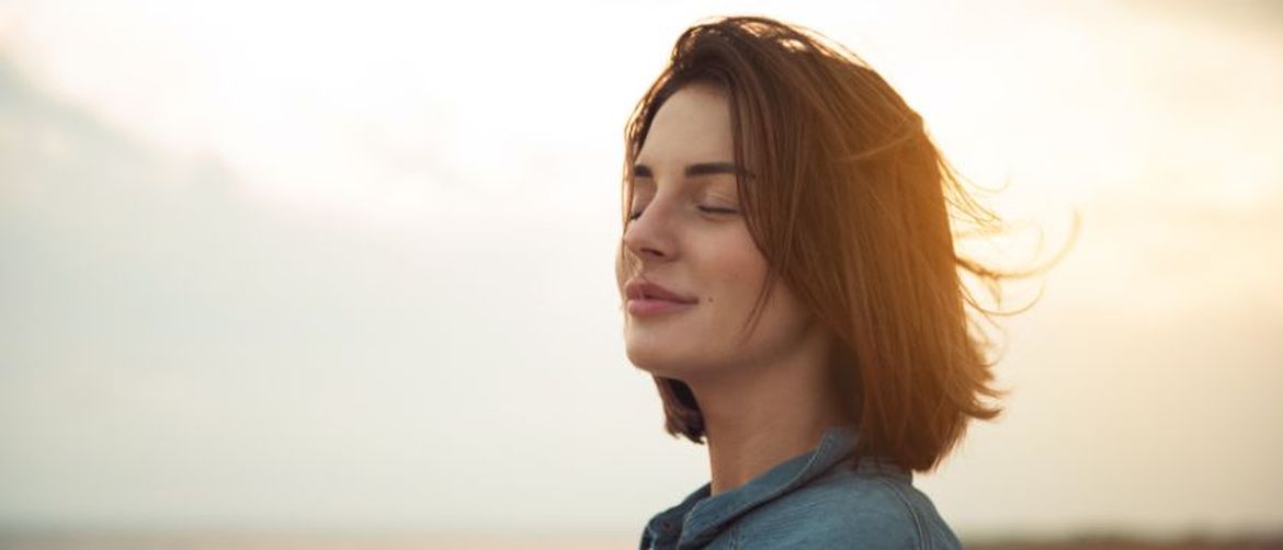 Sretna i smirena djevojka