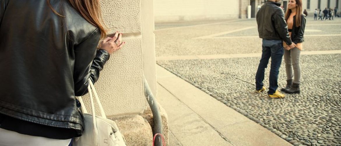 Djevojka špijunira bivšeg dečka