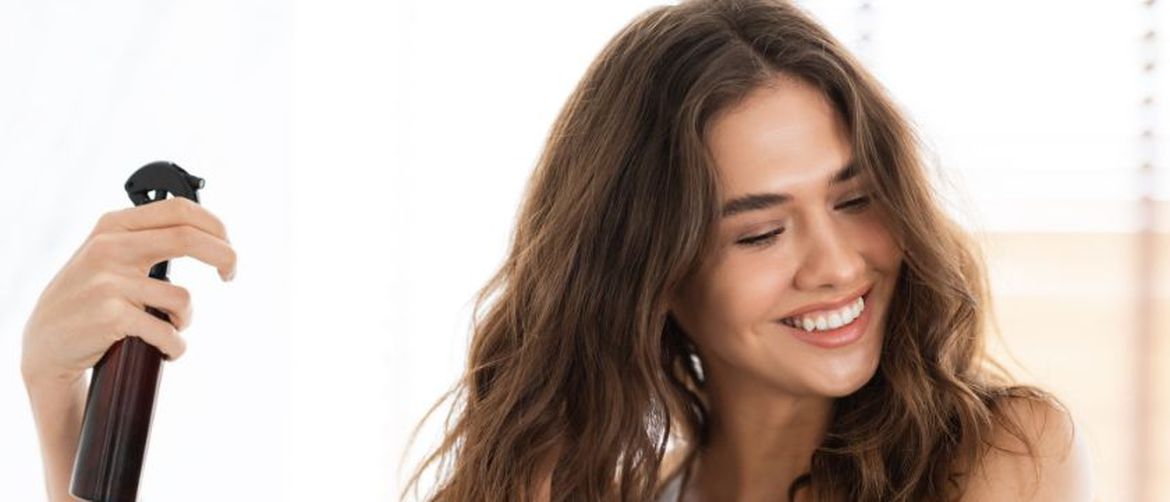 Djevojka njeguje kosu