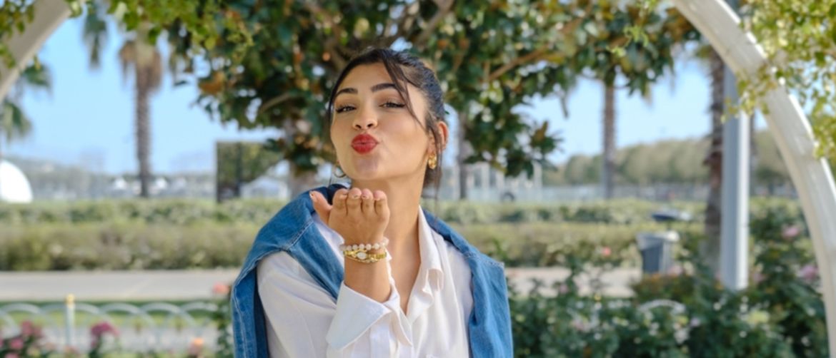 Djevojka šalje poljubac