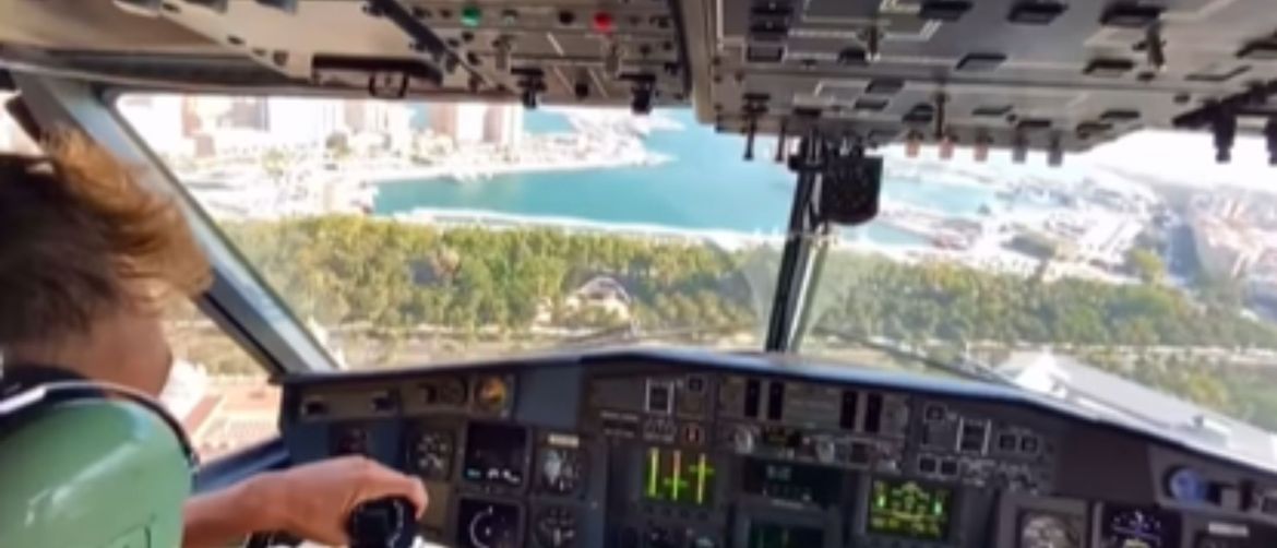 Pilot u vatrogasnom zrakoplovu kako skuplja vodu