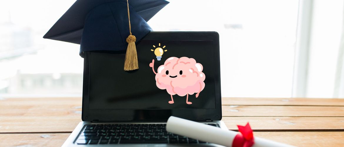 Laptop s diplomom i kapom uz grafiku mozga