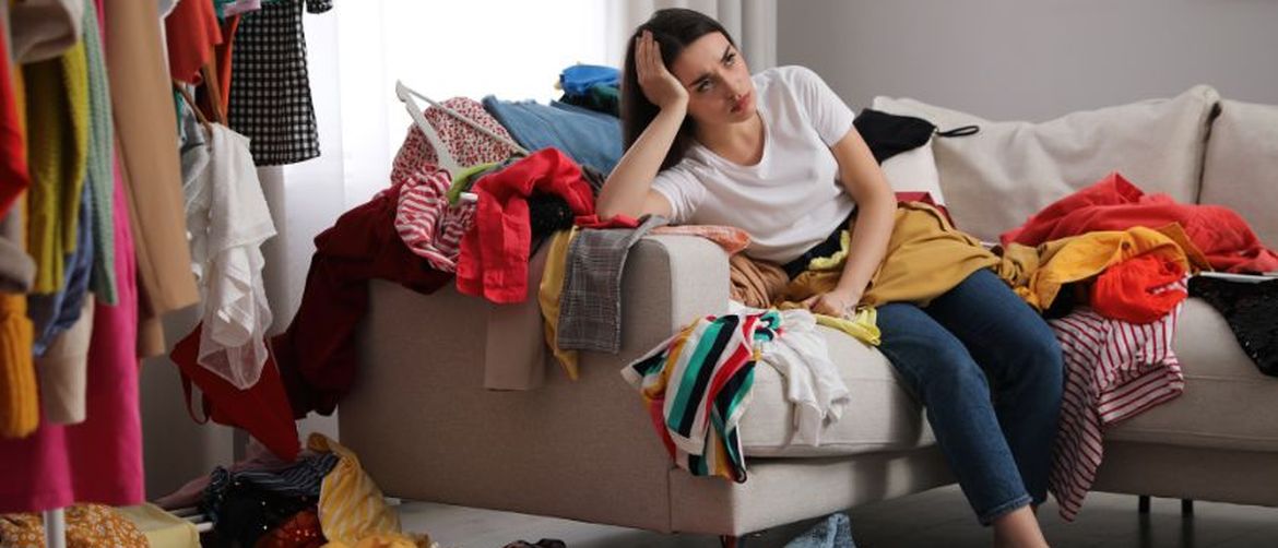 Djevojka sprema odjeću