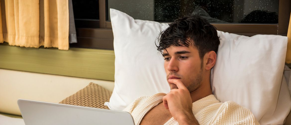 Na laptopu u krevetu