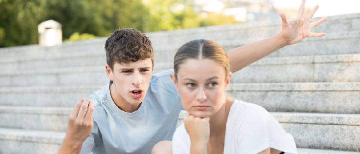 Dečko se dere na djevojku