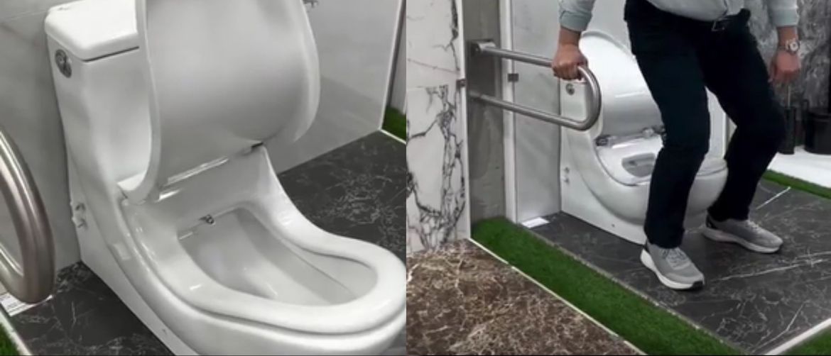 Muškarac koji sjeda na neobičnu WC školjku