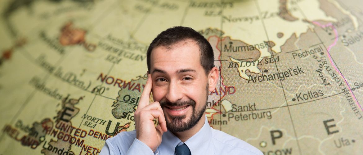 Karta Europe i muškarac koji pokazuje na razmišljanje