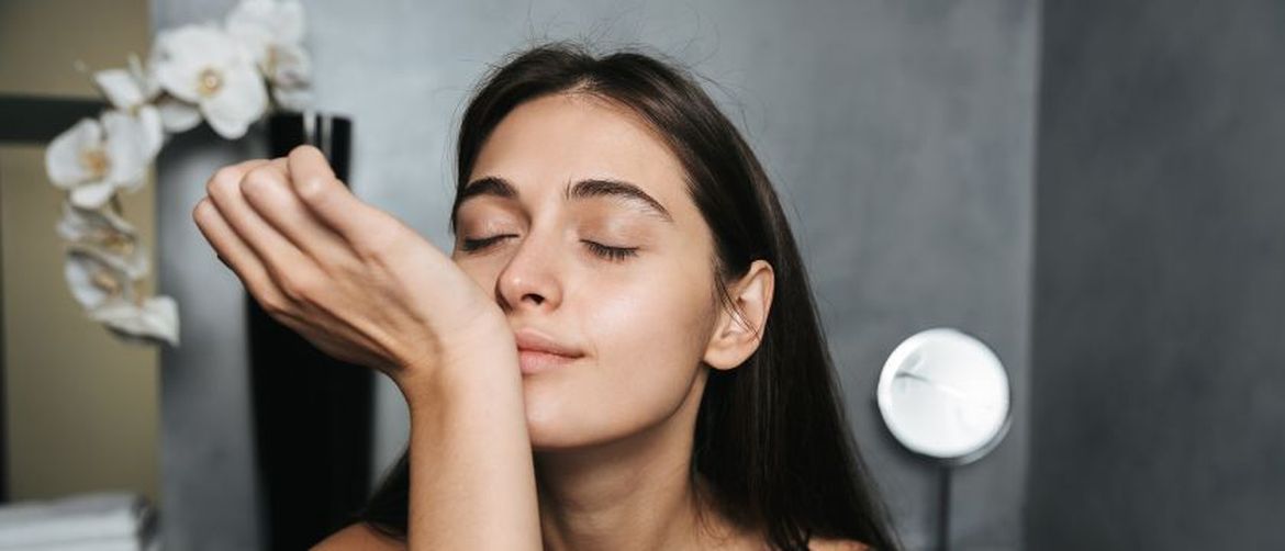 Djevojka miriše parfem