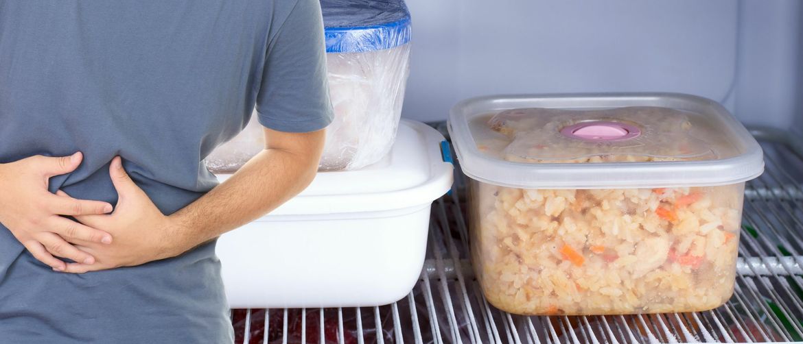 Ostatci hrane u posudi i bol u želucu