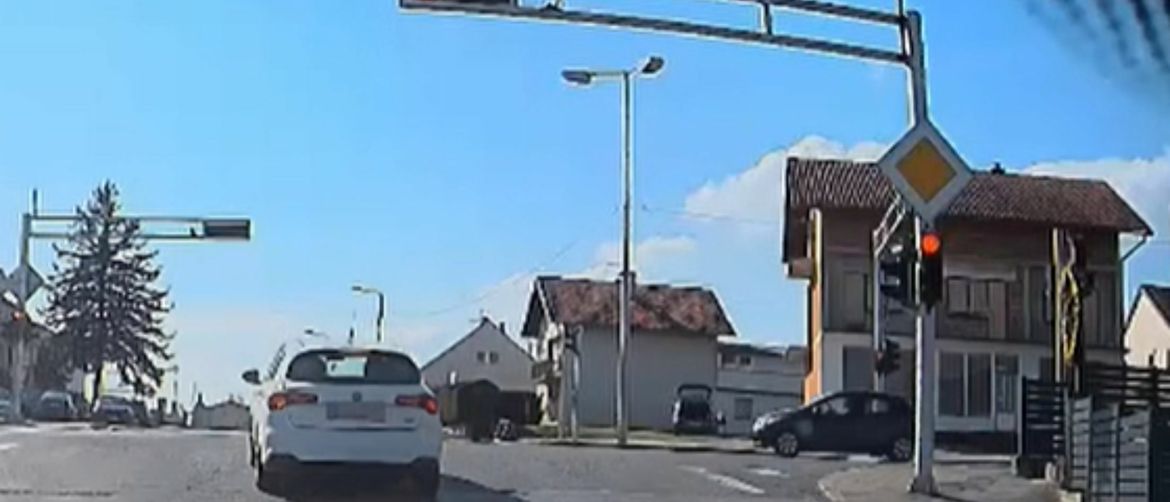 Prolazak kroz crveno i skretanje u lijevo