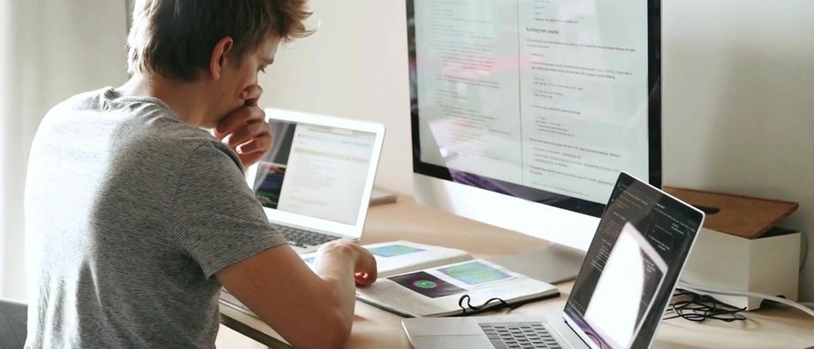 Muškarac za radnim stolom ispred računala