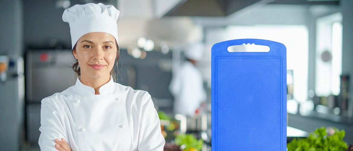 Kuharica u kuhinji i daska za rezanje