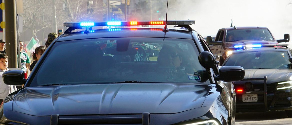 Policajac u patrolnom vozilu