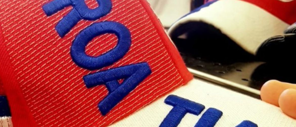 Navijačka kapa Hrvatske sa srpskim grbom