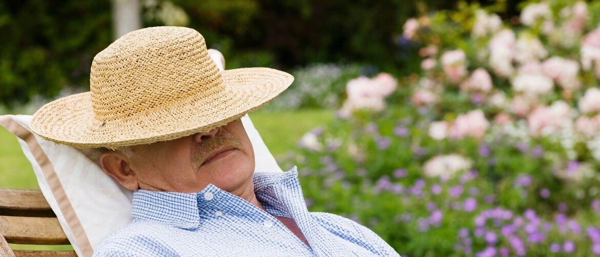 Starac koji drijema sa šeširom na glavi