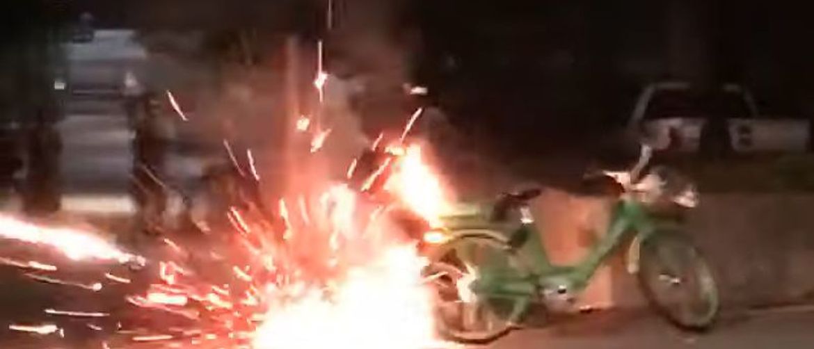 Zapaljeni bicikl (Foto: Screenshot/YouTube)
