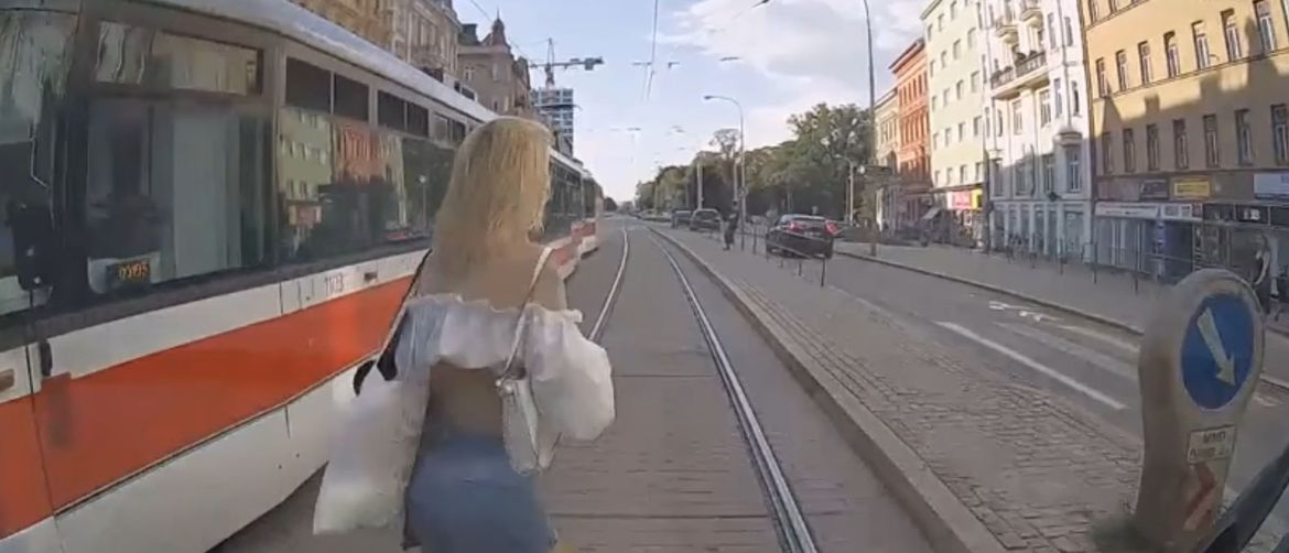 Pješakinja ispred tramvaja