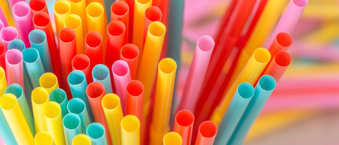 Sve veći broj zemalja zabranio je prodaju plastičnih slamki