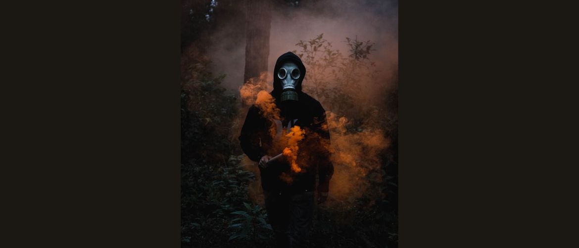 čovjek u gas maski s toksičnim plinom