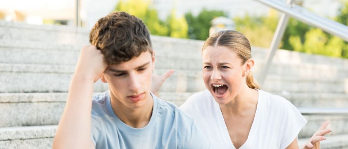 Djevojka se dere na dečka